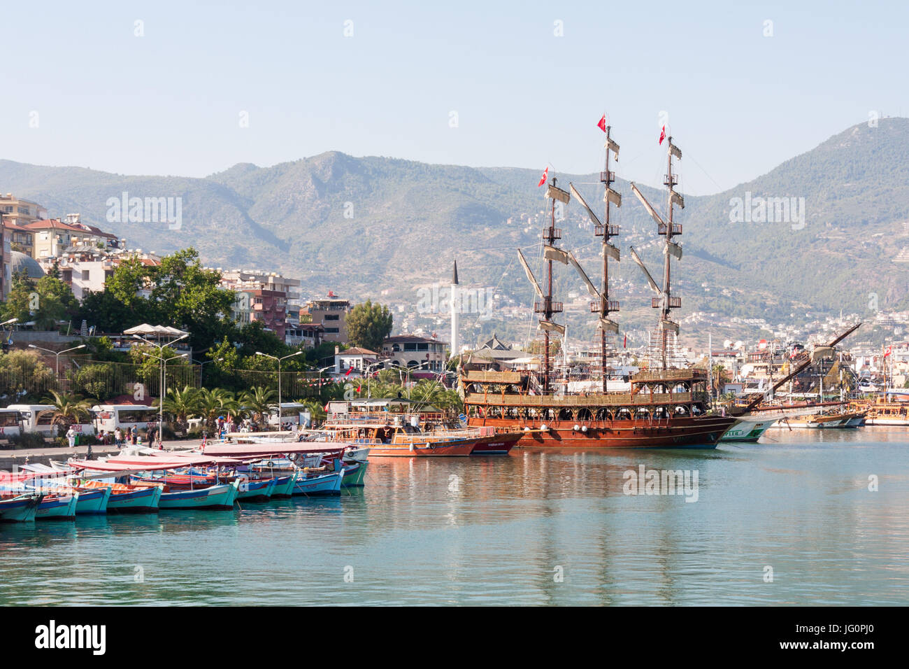 Ein Ausflugsschiff im Hafen von Alanya, Türkei Stockfoto