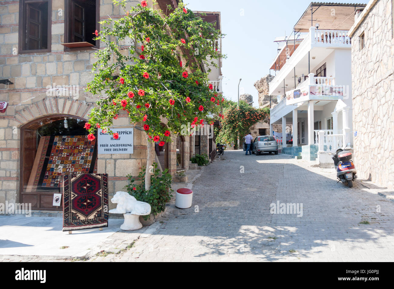 Eine typische Straße in Side, Türkei Stockfoto