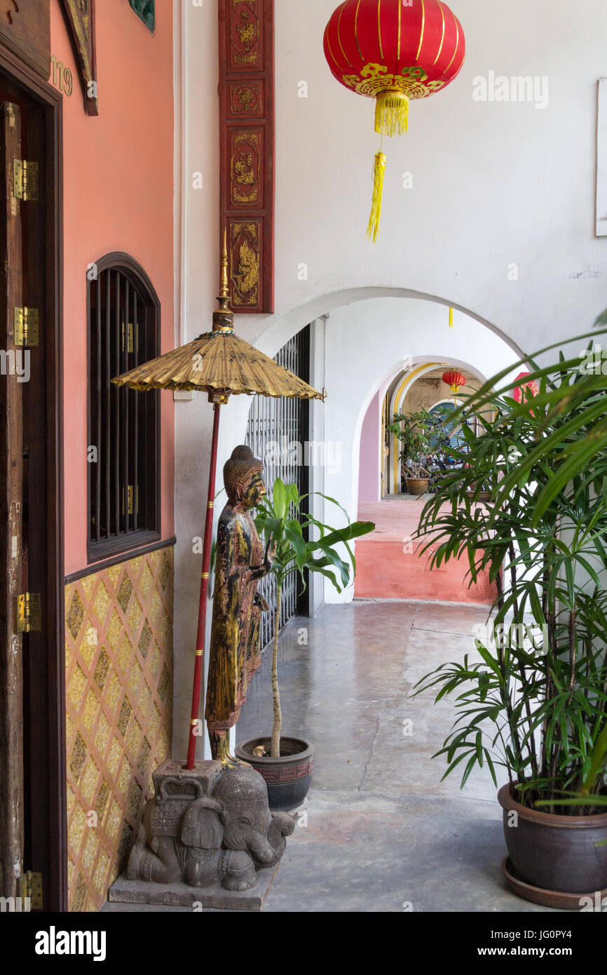 Buddha Statie und chinesische Laterne vor einem Geschäft in Thalang Road in alte Stadt Phuket, Thailand Stockfoto