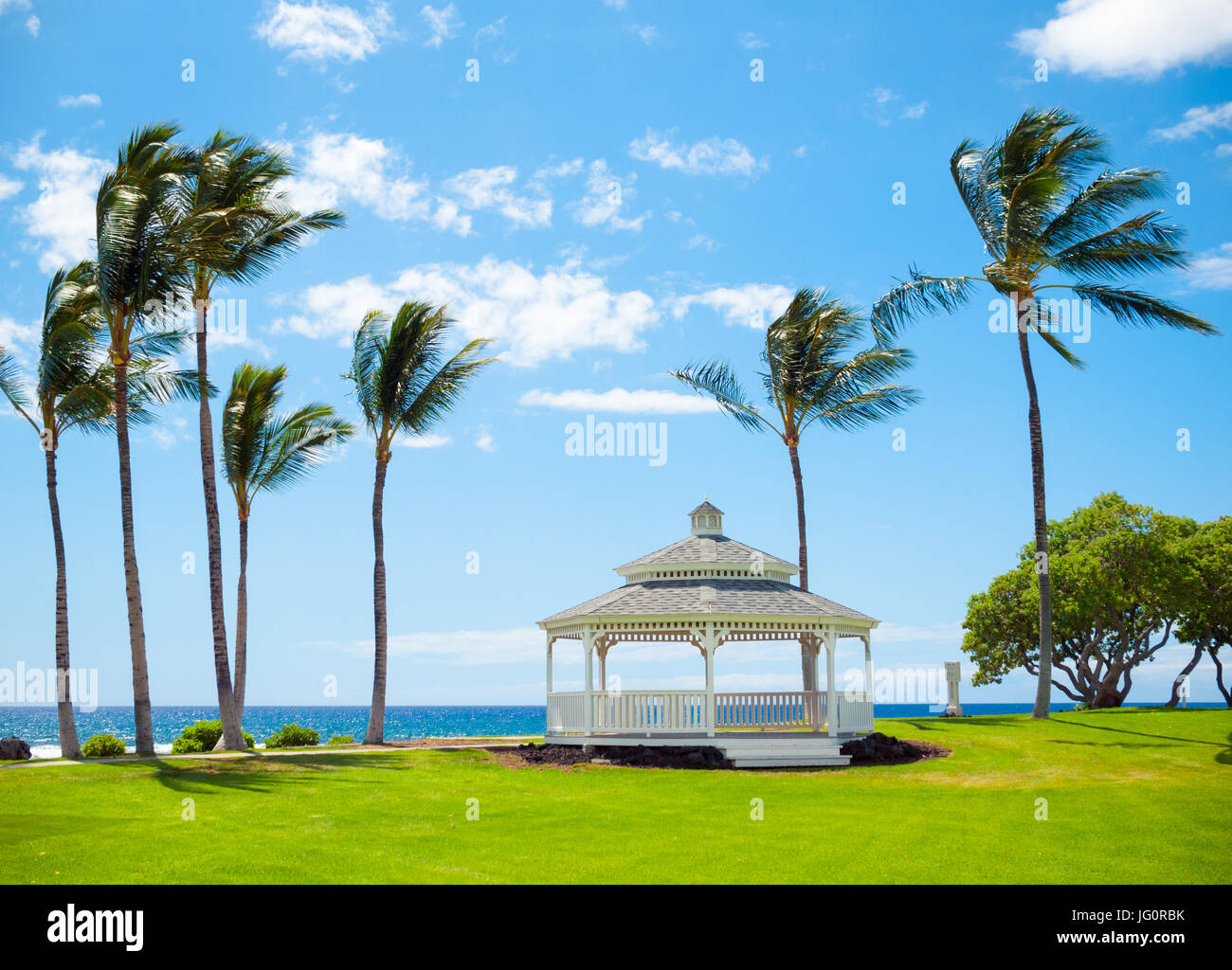 Ein Blick auf den Pavillon, luftigen Kokosnuss-Palmen und Pazifischen Ozean in Turtle Pointe im Fairmont Orchid auf der Kohala Küste, Hawaii (Hawaii). Stockfoto