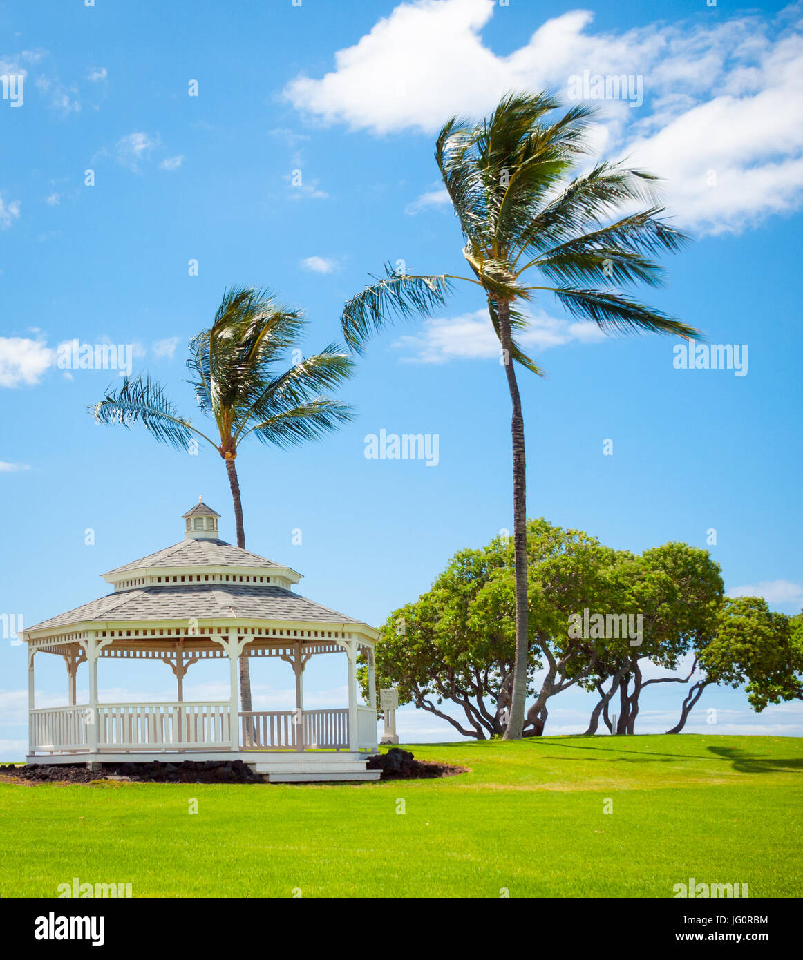 Ein Blick auf den Pavillon und luftigen Kokosnuss-Palmen in Turtle Pointe im Fairmont Orchid auf der Kohala Küste, Hawaii (Hawaii). Stockfoto