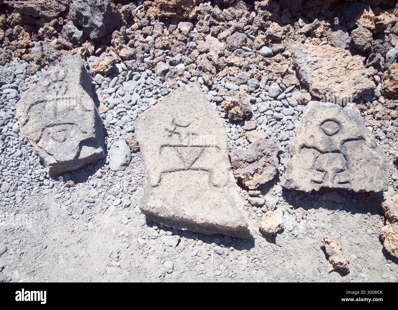 Petroglyphen in Lava-Gestein am Puako Petroglyph archäologischen Park in der Nähe von Waimea, Big Island, Hawaii (Hawaii) geschnitzt. Stockfoto