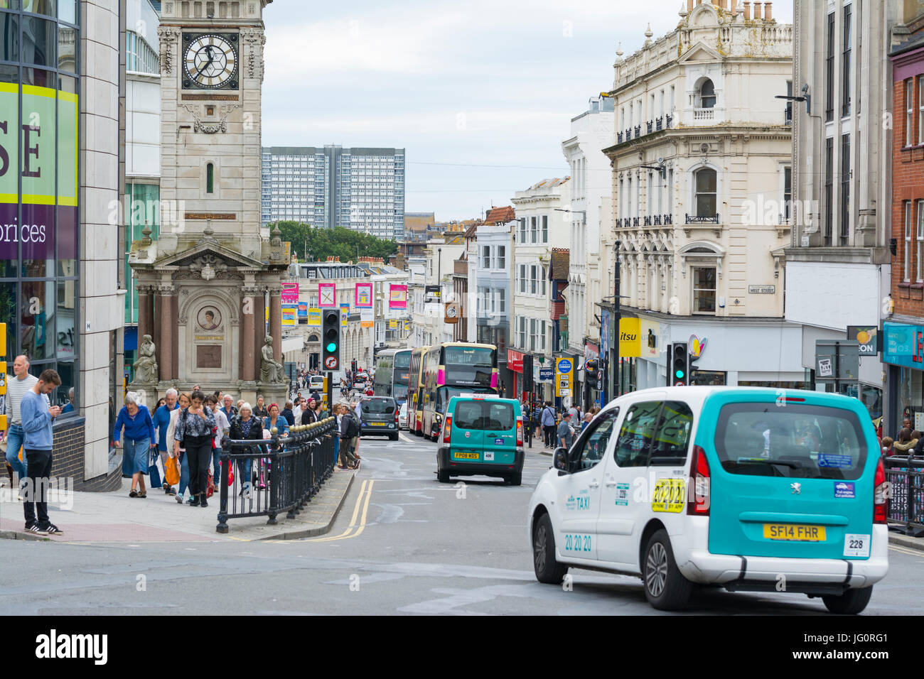 Verkehrsberuhigten Zone für Fußgänger, Radfahrer, Busse und Taxis nur in North Street, Brighton, East Sussex, England, UK. Stockfoto