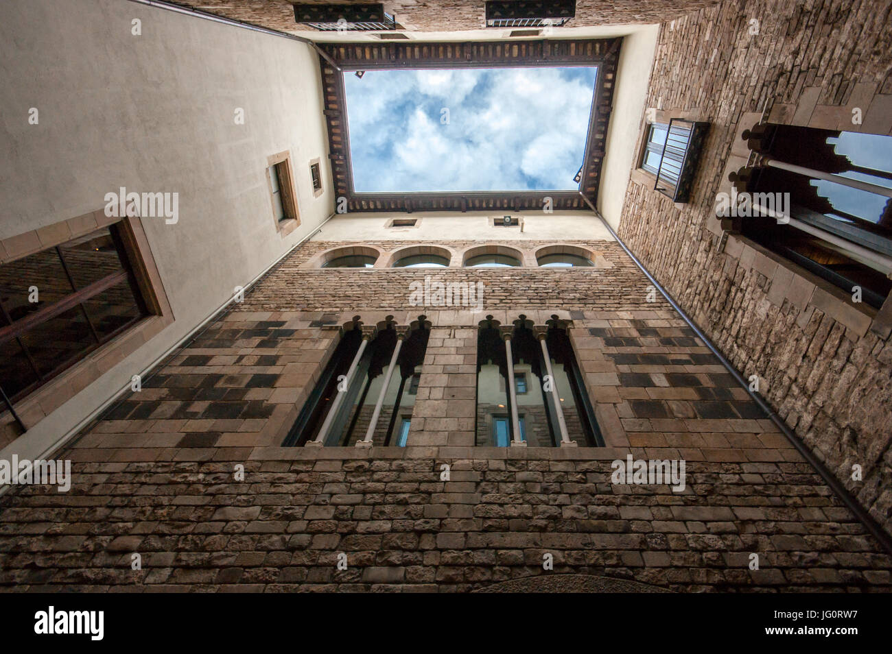 Innenhof des Musée Picasso in Barcelona, untergebracht in einem katalanischen Stil mittelalterlichen Gebäudekomplex im gotischen Viertel Stockfoto