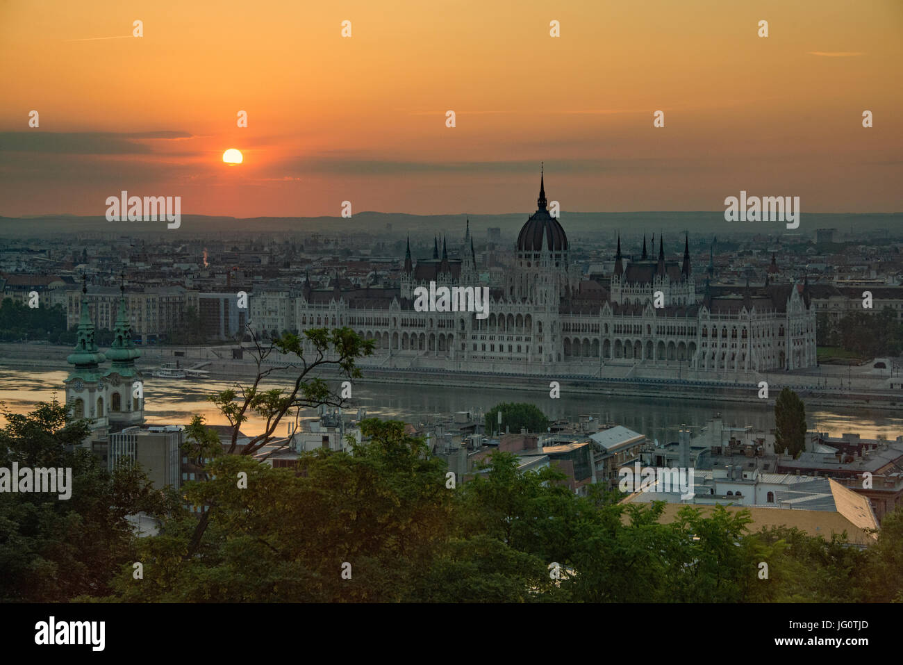 Sonnenaufgang über dem Parlamentsgebäude, Budapest Stockfoto