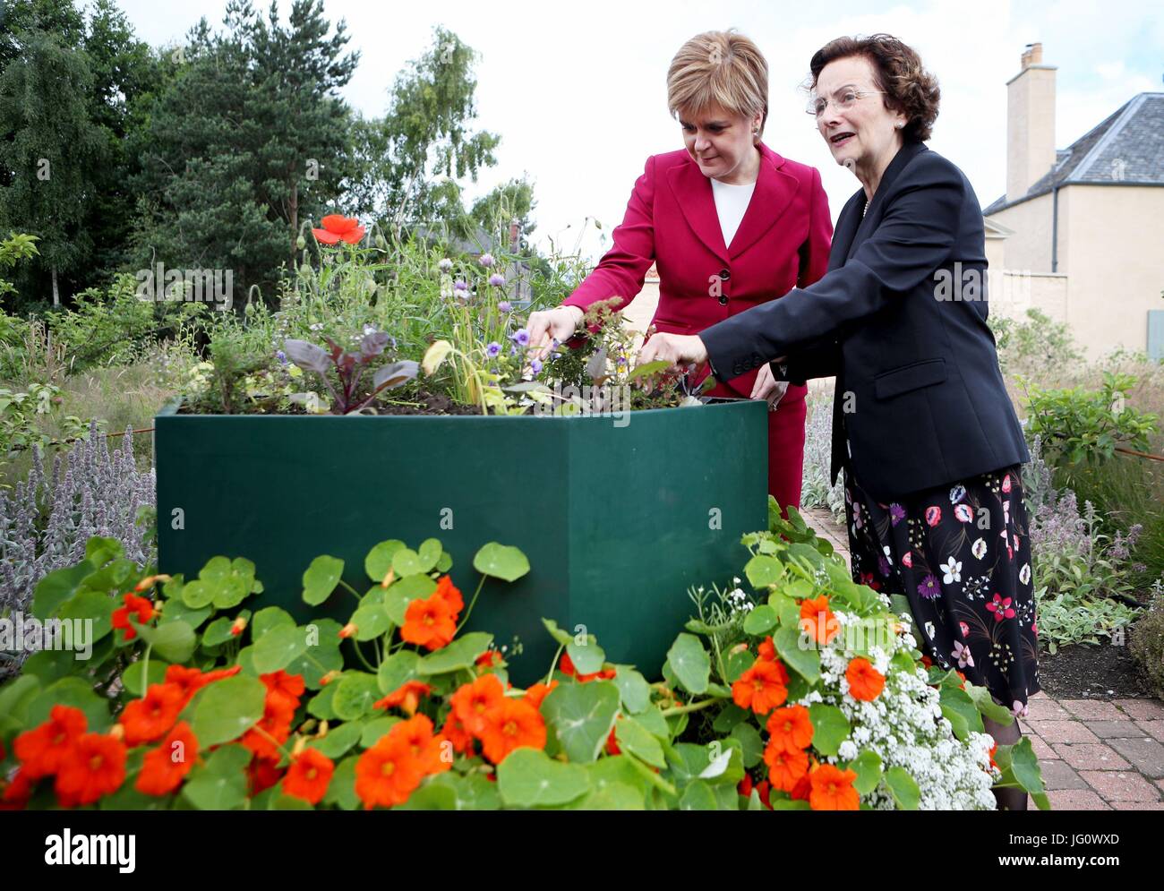 Erste Minister Nicola Sturgeon mit Naomi Eisenstadt (rechts), Autor des Berichts Armut und Ungleichheit bei einem Besuch der Royal Botanic Garden in Edinburgh. Stockfoto