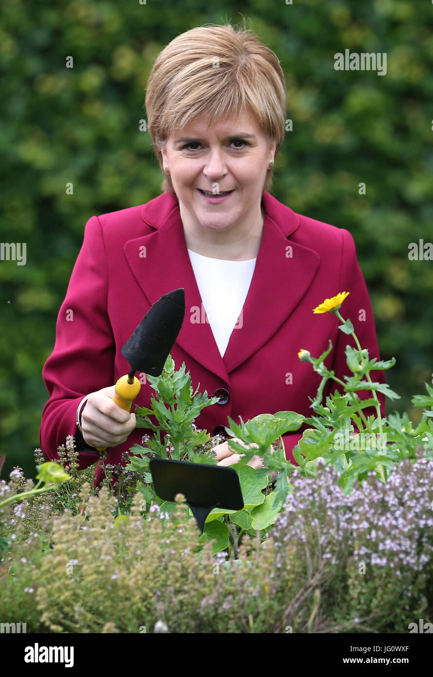 Erste Minister Nicola Sturgeon während eines Besuchs auf der Royal Botanic Garden in Edinburgh, wie Armut und Ungleichheit der schottischen Regierung Bericht wird veröffentlicht. Stockfoto