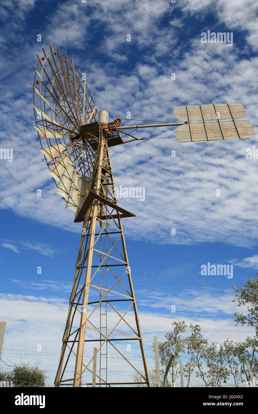 Australische Windmühle für das Pumpen von Wasser für die Bewässerung Stockfoto