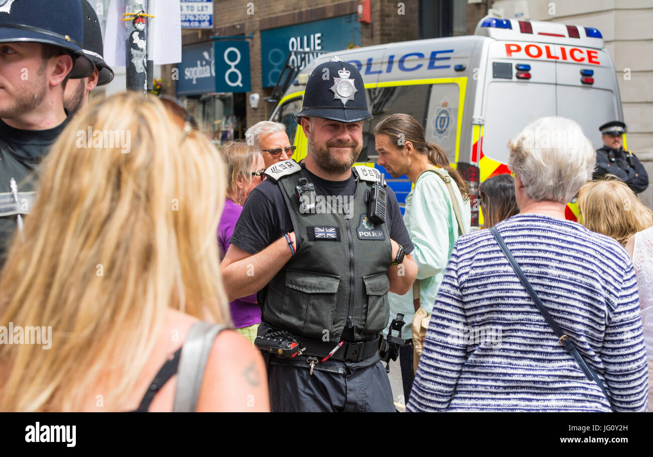 Polizist lächelnd mit Händen in den Taschen im Süden des Vereinigten Königreichs. Stockfoto