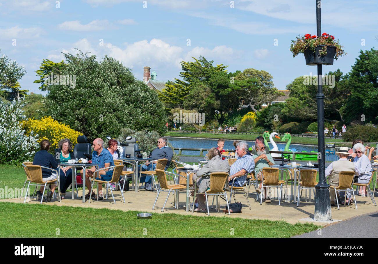 Die Menschen draußen sitzen in einem Café in Mewsbrook Park, Littlehampton, West Sussex, England, UK. Stockfoto