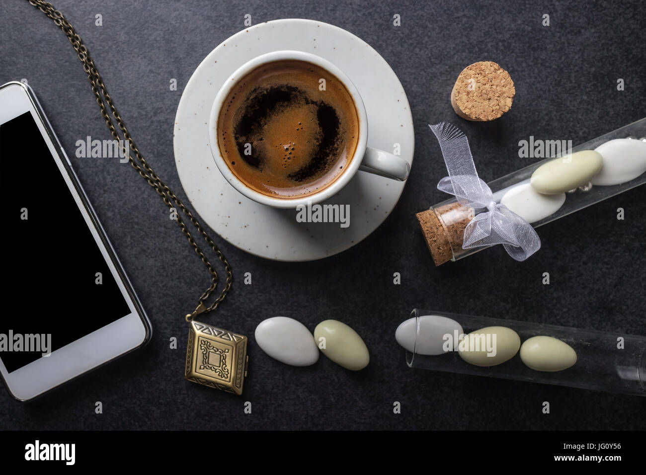 Kaffeetasse mit Telefon, von oben Stockfoto