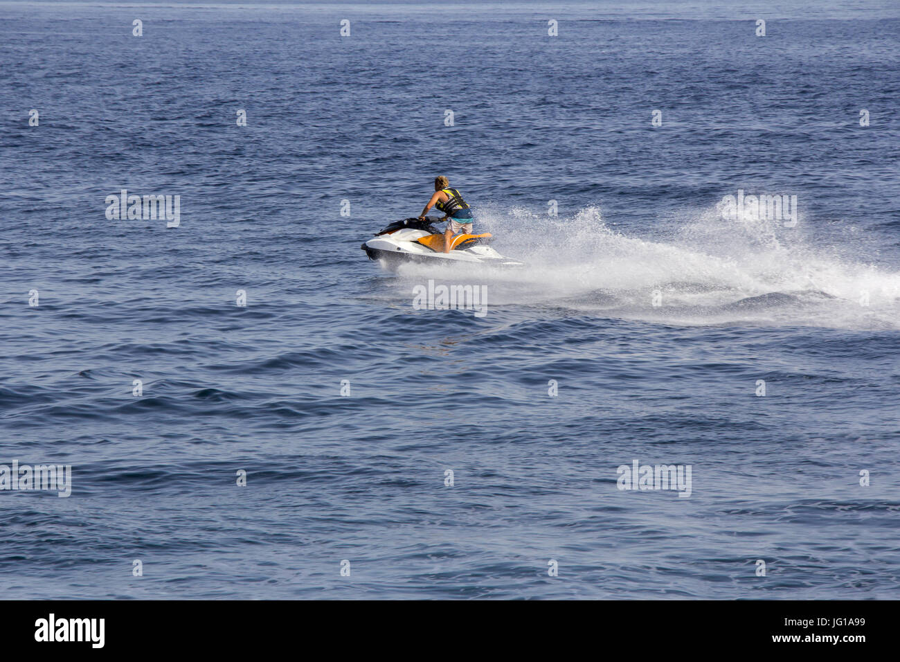 Der junge Mann, Reiten, Jet-Ski im blauen Meer Stockfoto