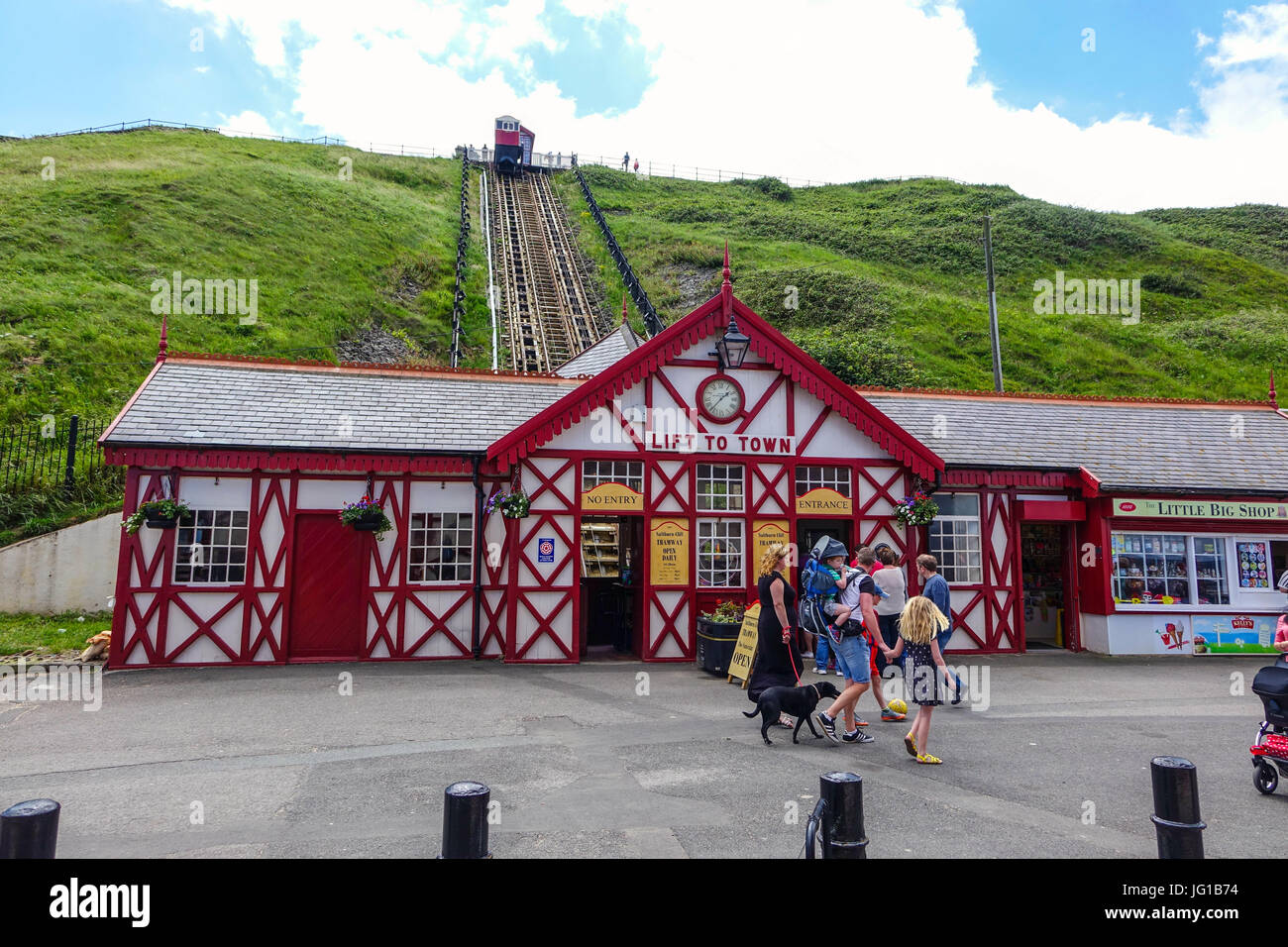 Typische englische Sommerurlaub am Meer, Saltburn am Meer, North Yorkshire Stockfoto