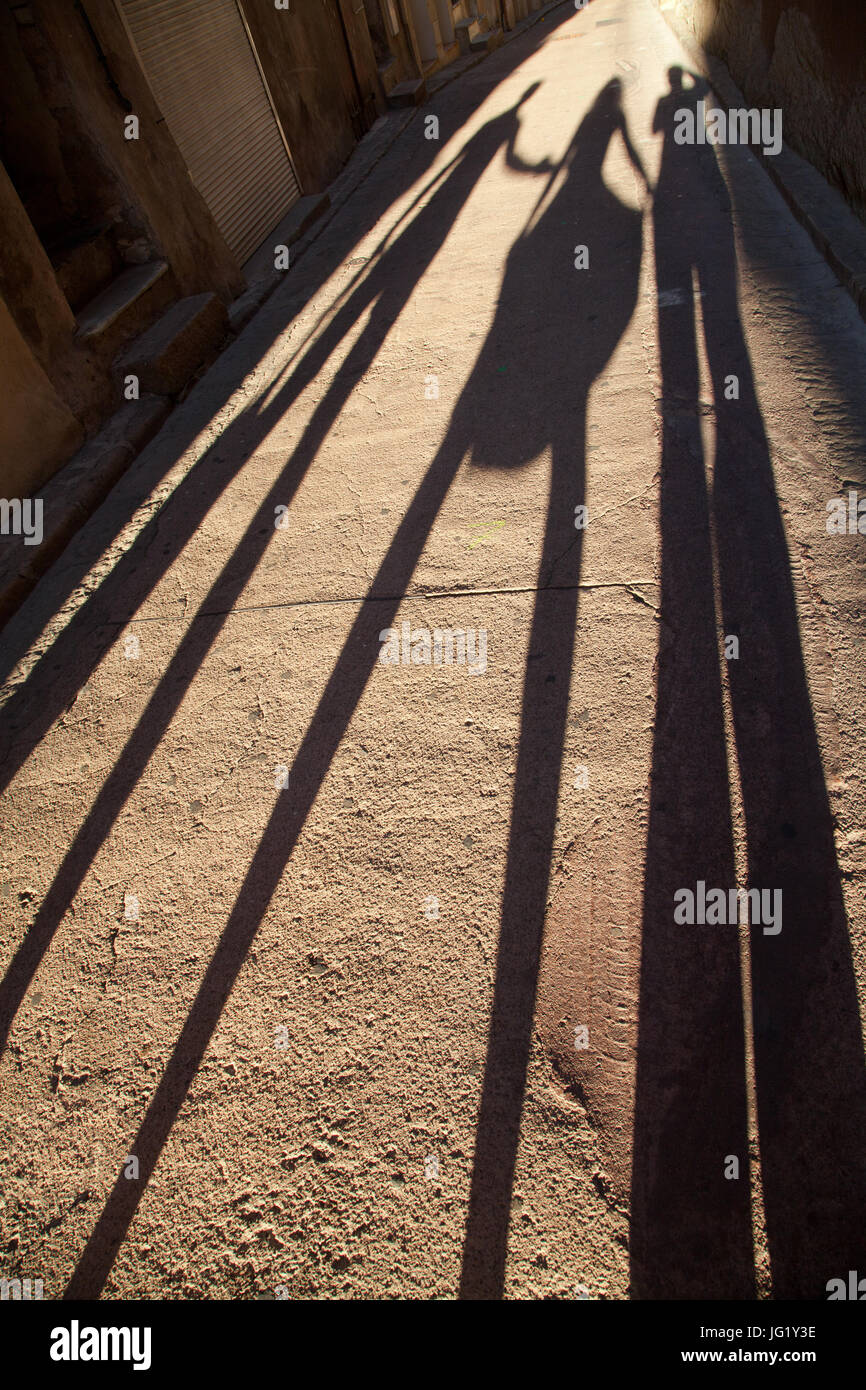 Schatten der drei Menschen, Bonifacio. Korsika, Frankreich. Stockfoto