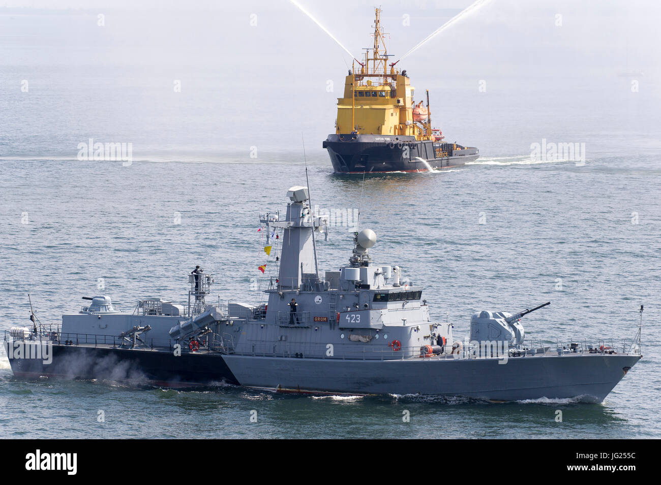 Eine Politur ein Orkan Klasse schnellen Angriff Handwerk ORP Grom und Notfall Schlepptau Schiff ETV Kapitan Poinc SAR in Gdynia, Polen. 23. Juni 2017 © Wojciech Str Stockfoto