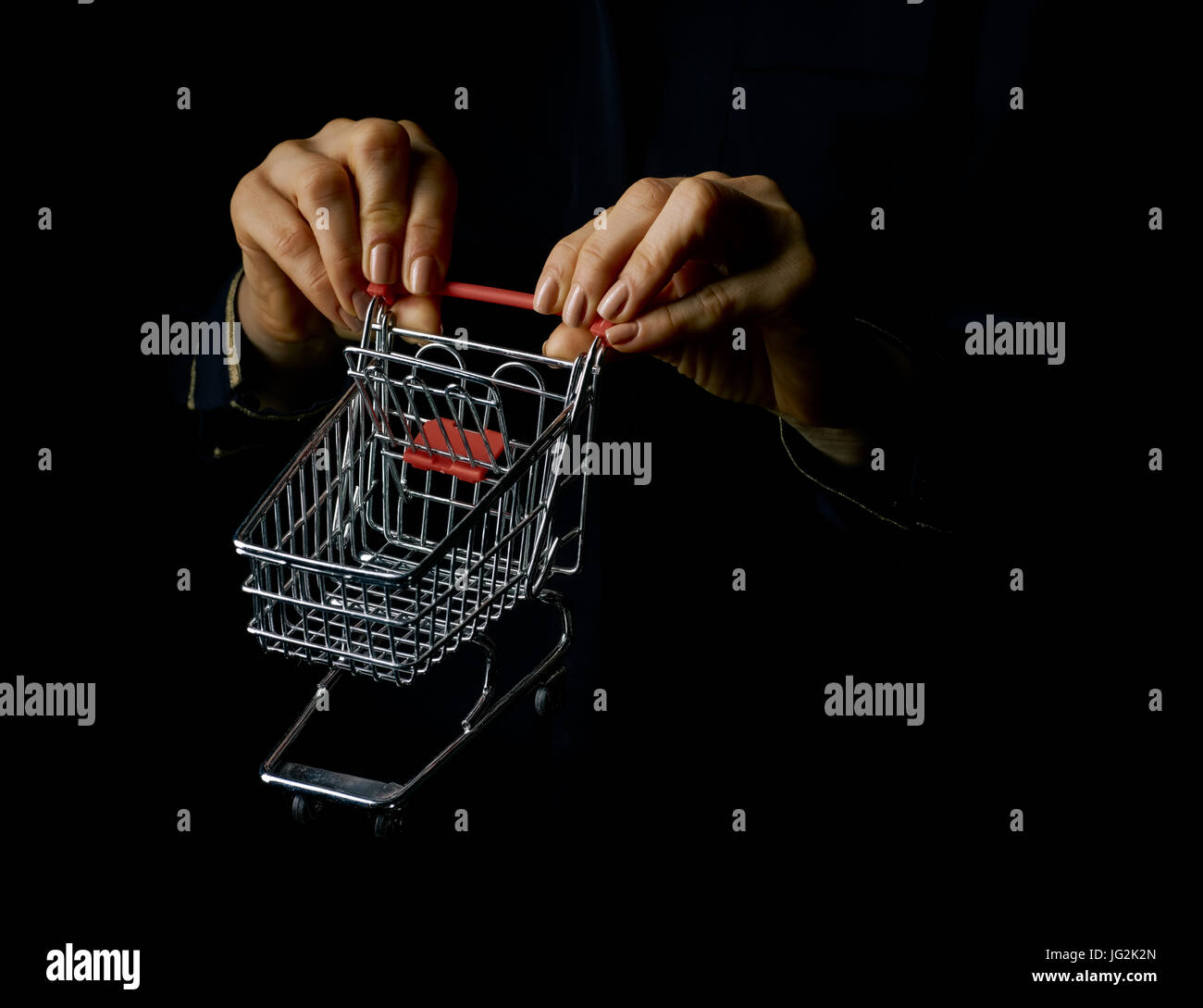 Schwarze Mania. frau Hände auf schwarz Übersicht mall Warenkorb isoliert Stockfoto