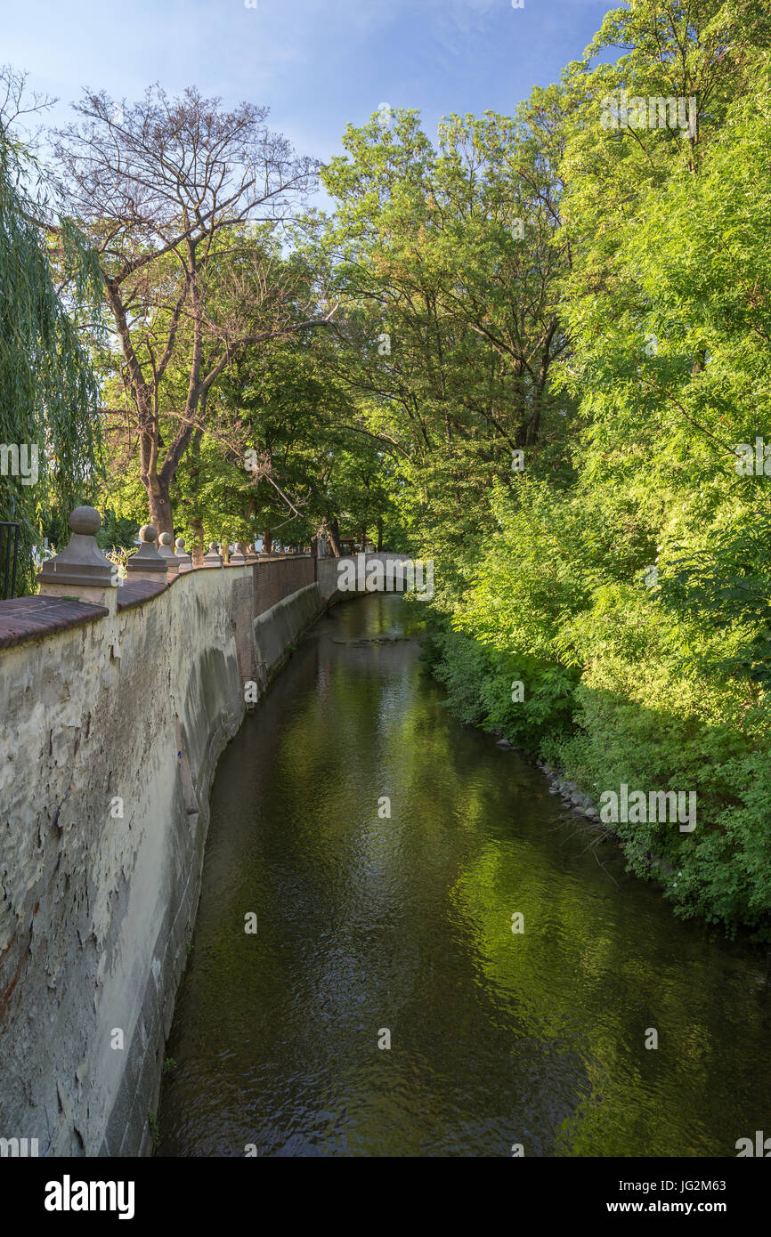 Brücke, Wasserkanal und üppigen Bäumen auf der Kampa-Insel in Prag, Tschechien. Stockfoto