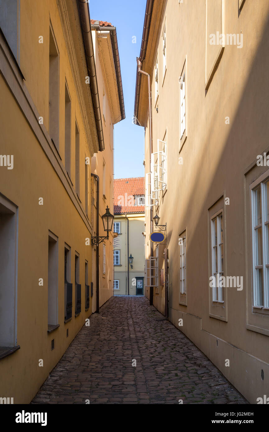 Schmal und leere Gasse oder Fußgängerzone auf der Kampa-Insel in Prag, Tschechien. Stockfoto