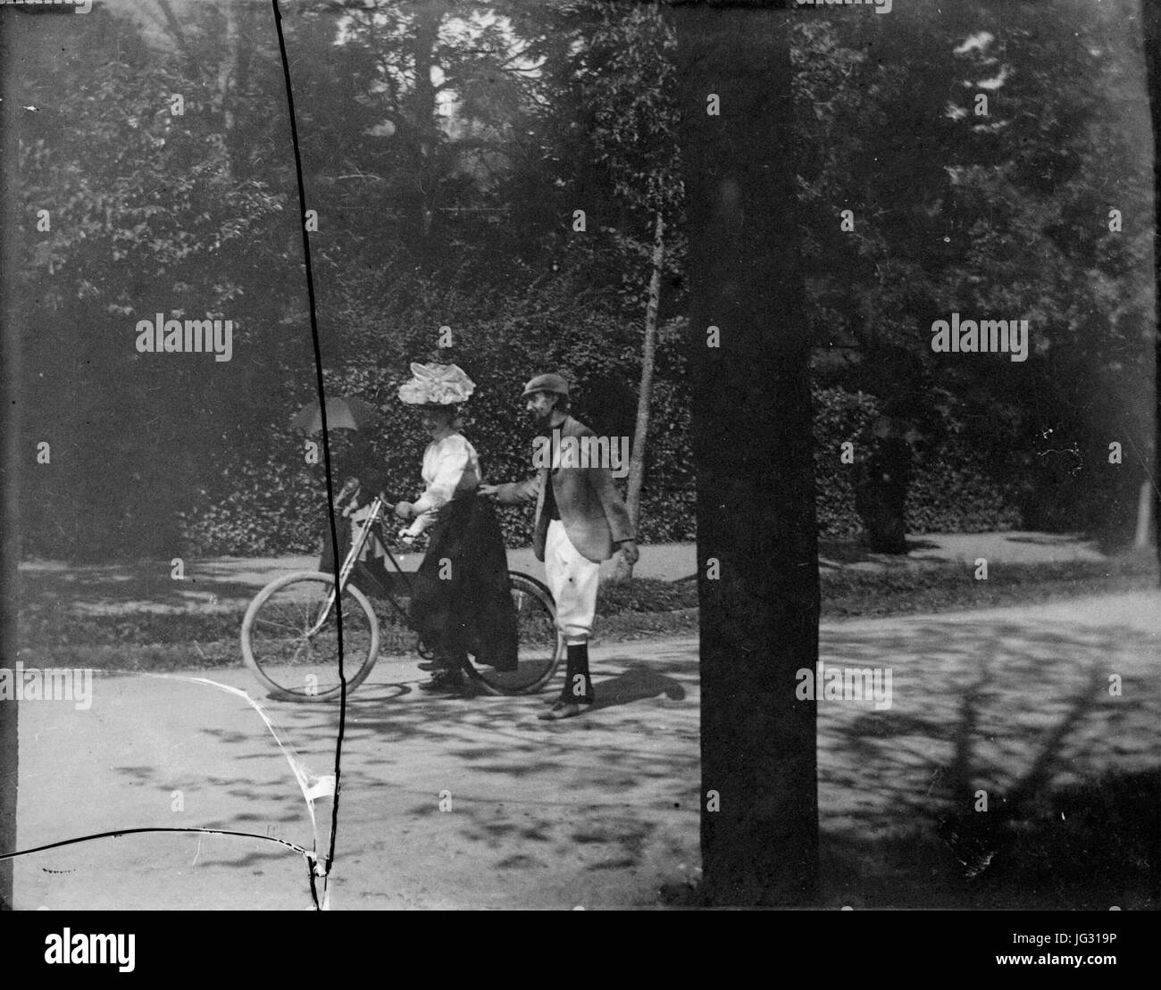 La Leçon de Bicyclette, Mlle Colomès, G. Compayre, Luchon, September 1895, TRU C 31 - Fonds Trutat Stockfoto