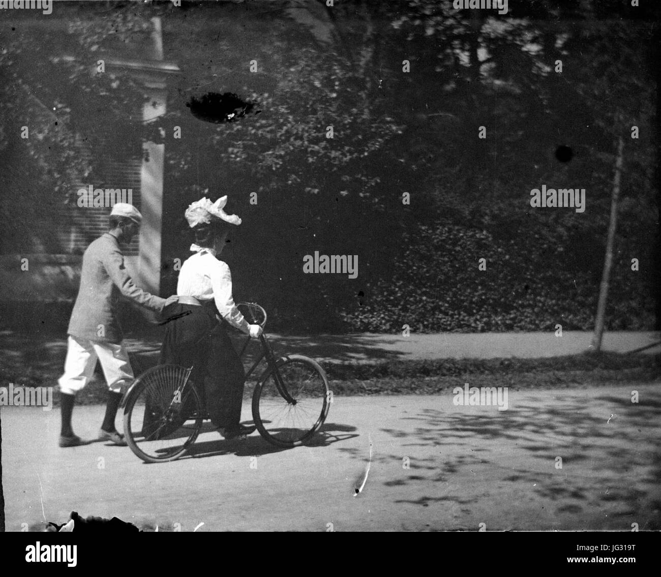 La Leçon de Bicyclette, Mlle Colomès, G. Compayre, Luchon, September 1895. Série A. Hanau n ° 29, TRU C 26 - Fonds Trutat Stockfoto
