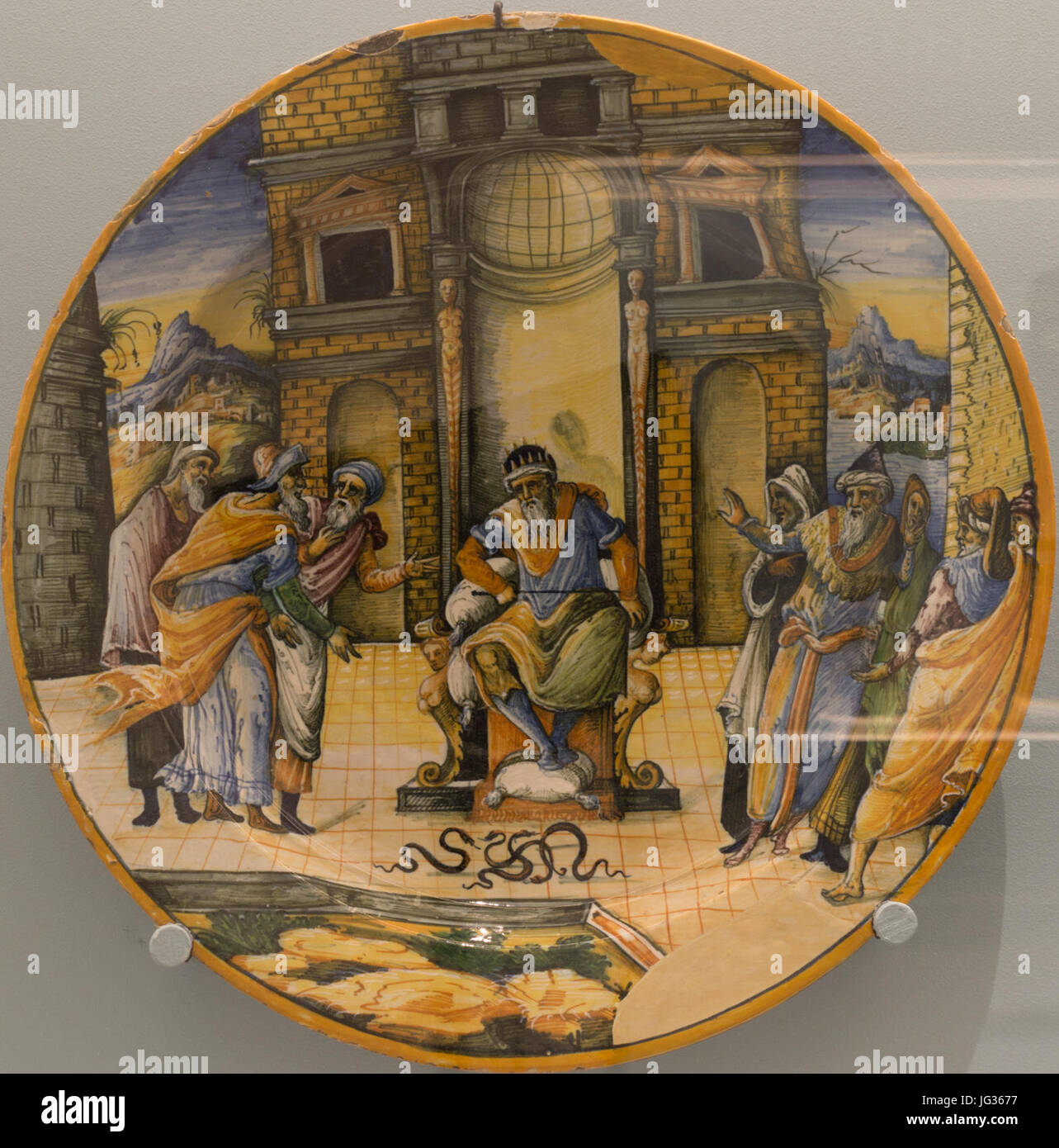 Diese Majolika-Platte aus dem Jahr 1582 von Gironimo Tomasi zeigt die biblische Szene von Aaron, die seinen Stab in eine Schlange vor Pharao verwandelt, einen ikonischen Moment aus dem Buch Exodus. Stockfoto
