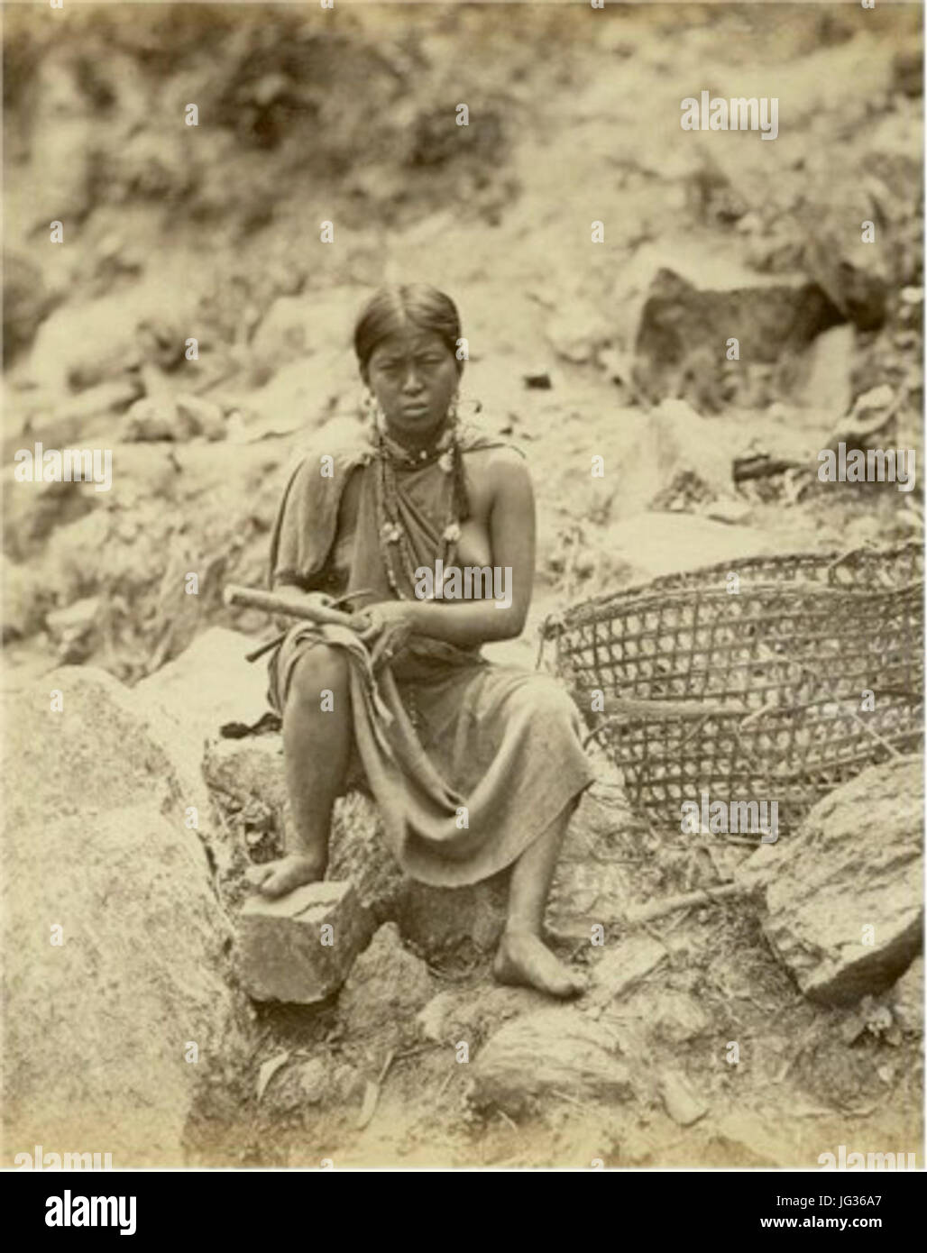 Lepcha Frau sitzt auf einem Stein in Darjeeling 28 ° c. 186529 Stockfoto