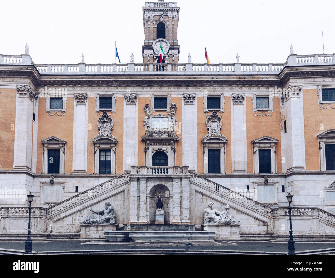 Vorderansicht des Palazzo Senatorio (Senatorial Palast) und Fontana ...