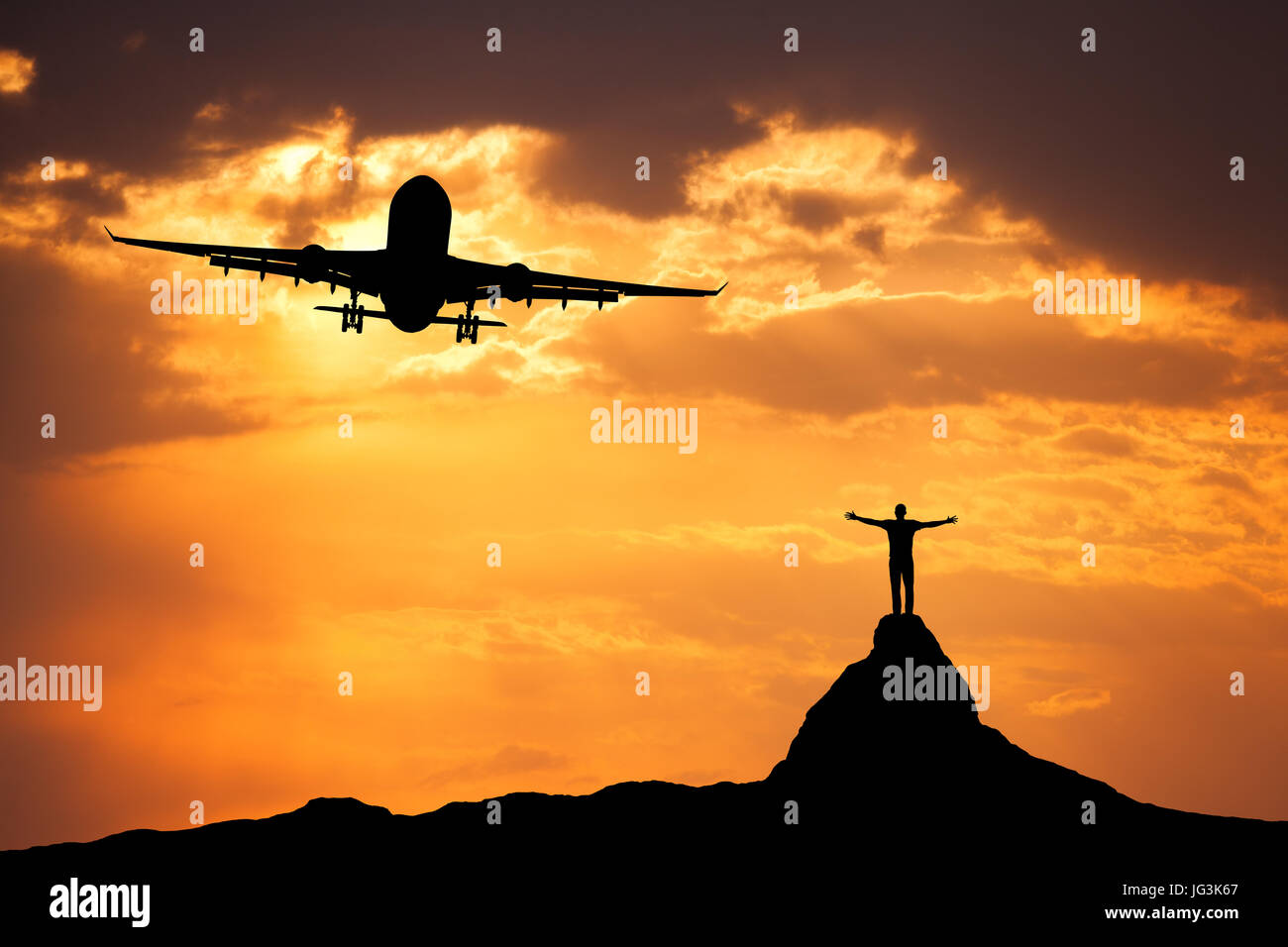 Flugzeug und Silhouette des ständigen glücklich mit Armen angehoben bis auf die Berggipfel bei Sonnenuntergang. Sommerlandschaft mit Landung Passagier Flugzeug f Stockfoto