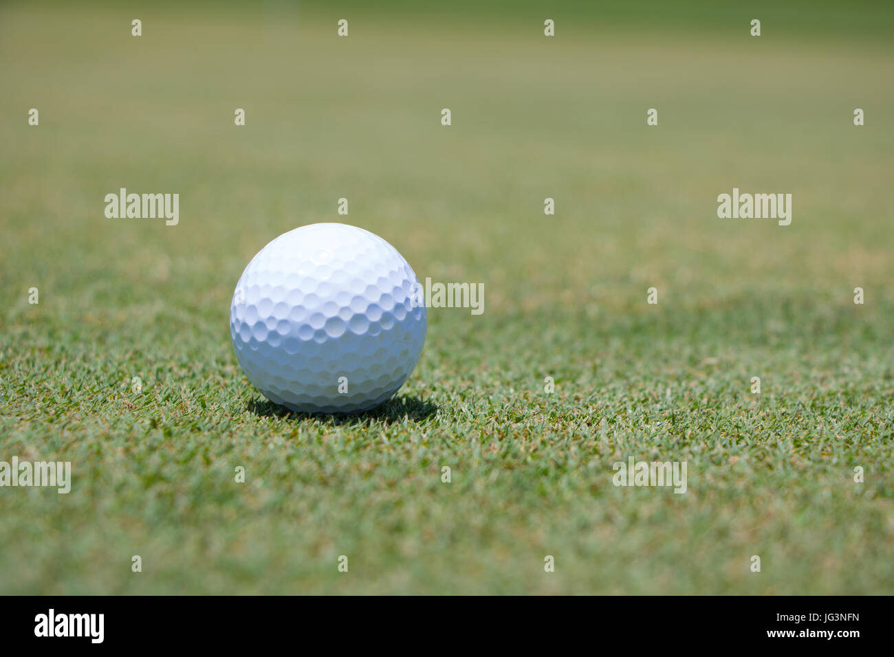 Golfball auf grün Stockfoto