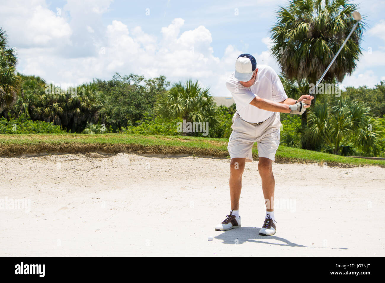 Golfer schlagen Ball aus Sand Stockfoto