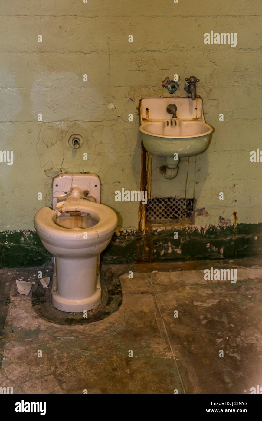 WC, Waschbecken, Gefängniszelle, Cellhouse, Gefängnis Alcatraz, San Francisco, Kalifornien Vereinigte Staaten Penitentiary, Alcatraz Island, San Francisco Bay Stockfoto
