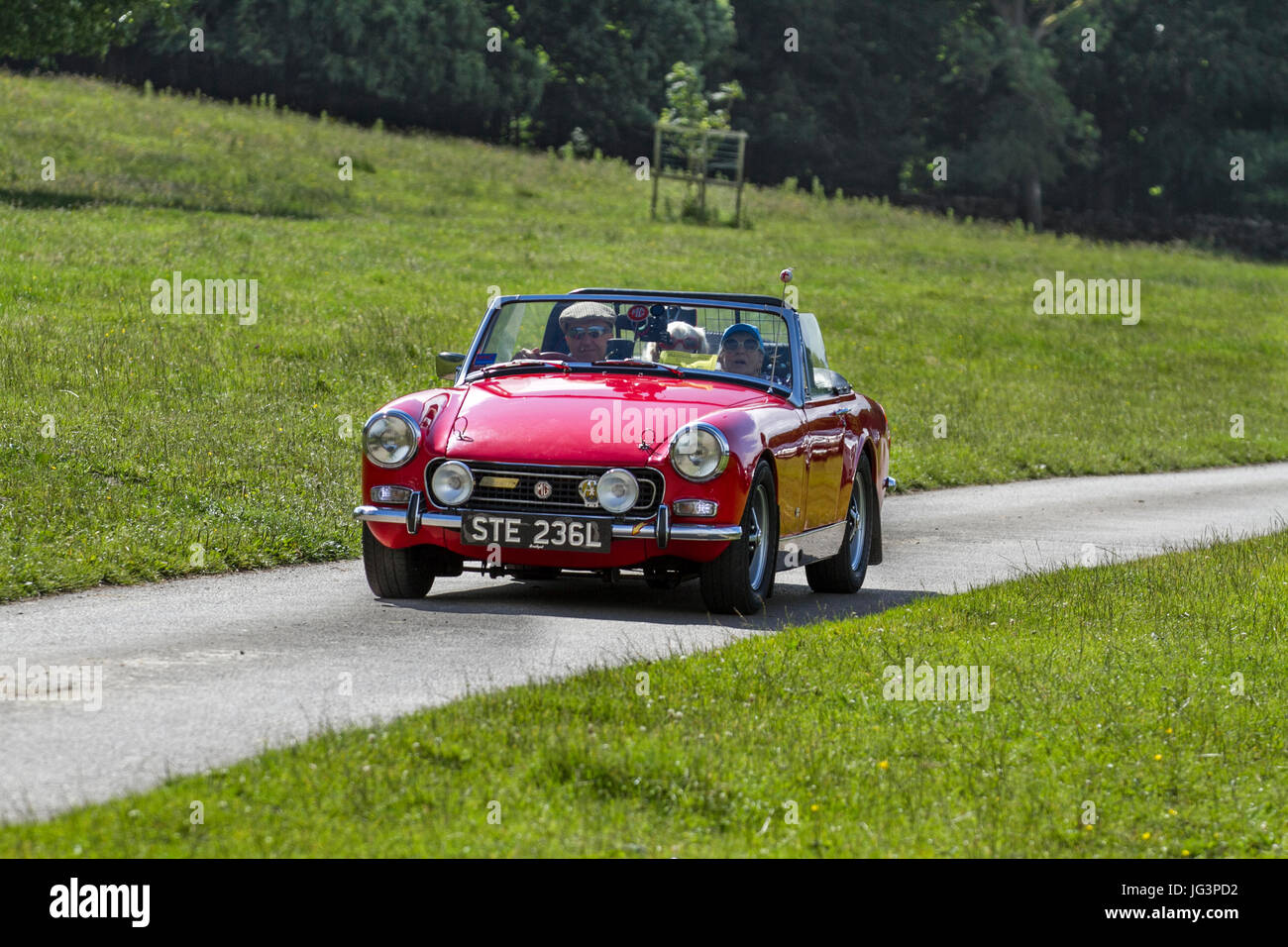 1972 70s Red MG Midget Classic, Sammlerstück restaurierte Oldtimer, die im Woodland Park, Großbritannien, gefahren werden Stockfoto