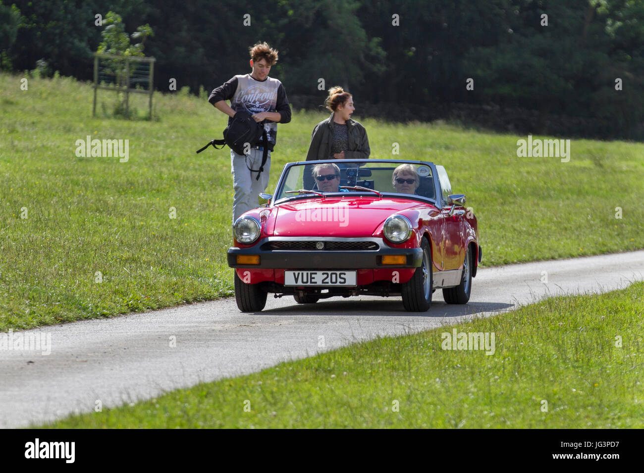 1997 90er Jahre Red MG Midget 1500 Classic, Sammlerstücke restaurierter Oldtimer, die im Waldpark, Großbritannien, gefahren werden Stockfoto