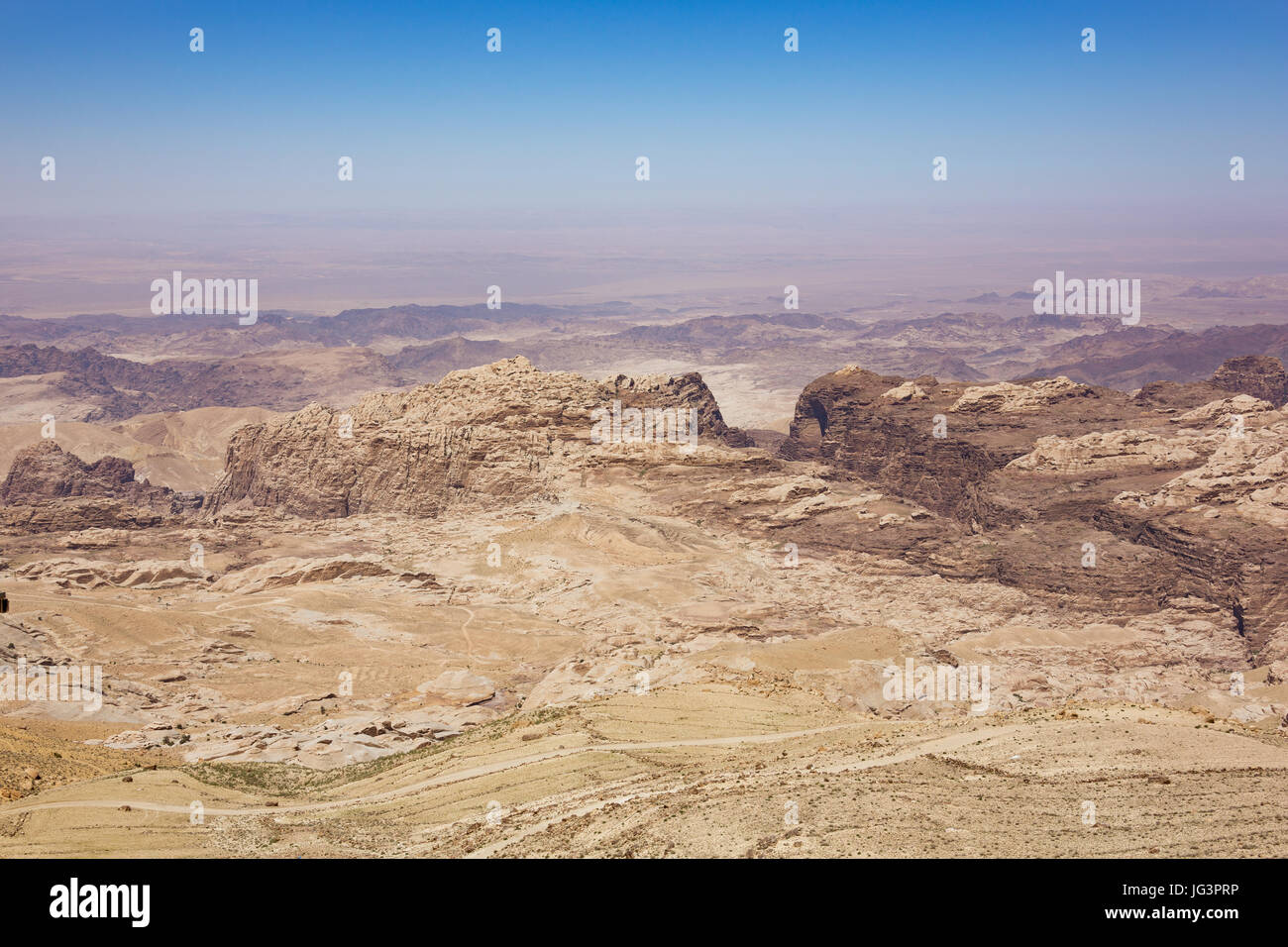 Berge im Jordan Hochland in der Nähe von Petra gesehen von des Königs Autobahn, mit der Araba-Becken in einem Abstand Stockfoto