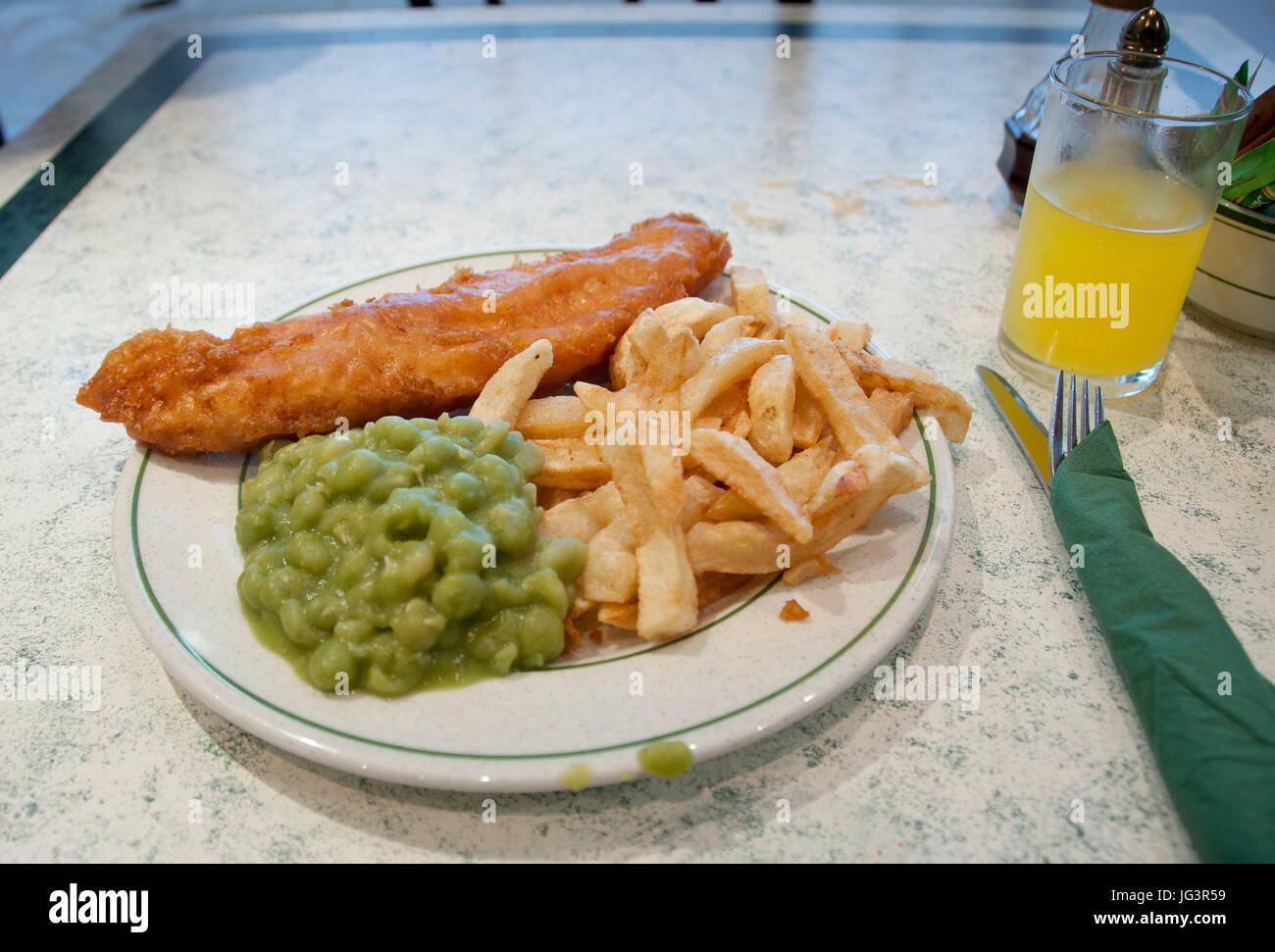 Fisch, Chips und Erbsenpüree auf eine Café-Tisch, Ramsey, Isle Of man. Stockfoto