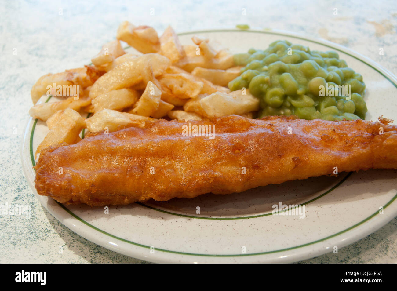 Fisch, Chips und Erbsenpüree auf eine Café-Tisch, Ramsey, Isle Of man. Stockfoto