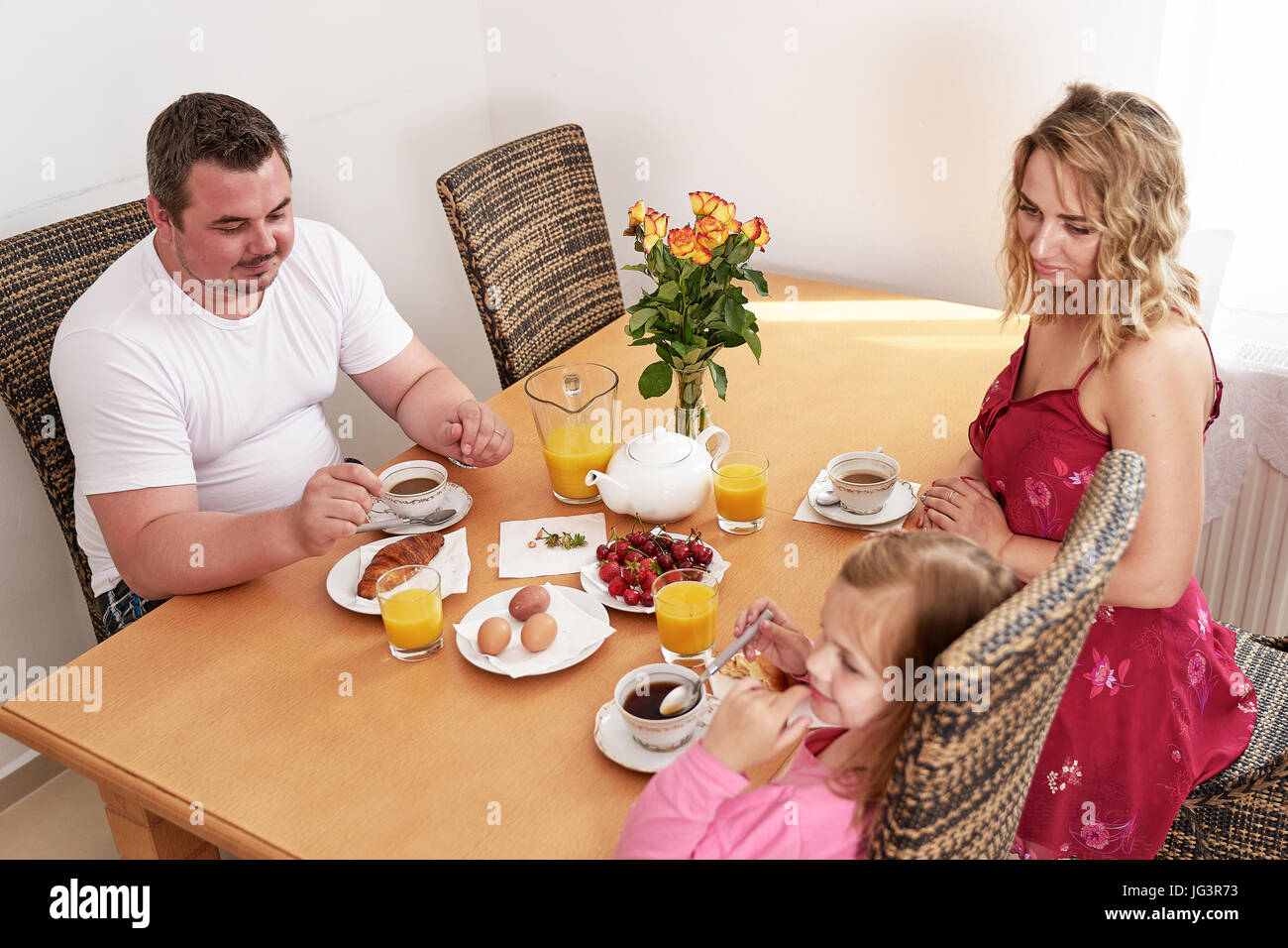 Junge Familie mit einem Frühstück Stockfoto