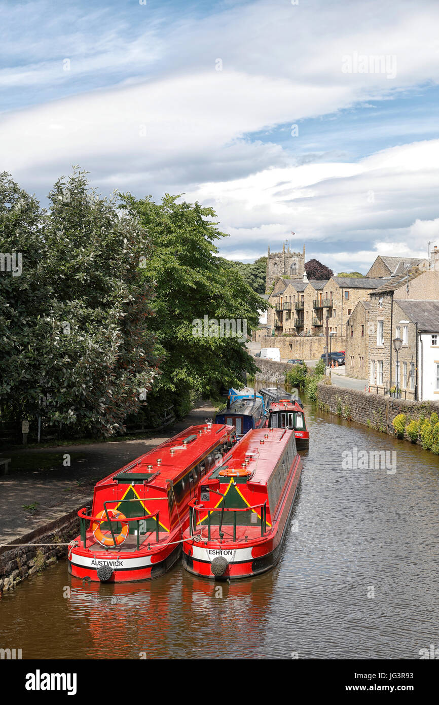 Skipton Kanal mit bunten schmale Boote vertäut am Ufer. Stockfoto