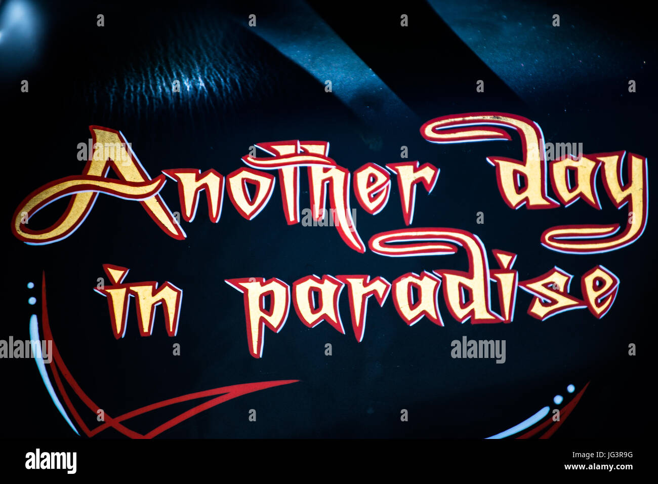 "Another Day in Paradise" - Name von einem der beliebten Songs des Musikers Phil Colins auf einer Harley Davidson Motorrad. Stockfoto