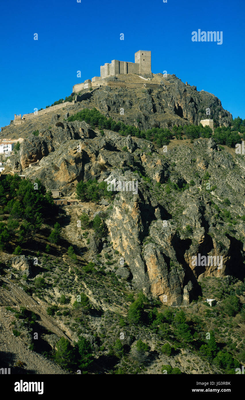 Burg von Segura De La Sierra. Mudéjar 13. Jahrhundert. Über der Stadt platziert und der alten Stadtmauer umgeben. verwandelt durch den Orden von Santiago. Provinz Jaen. Andalusien, Spanien. Stockfoto