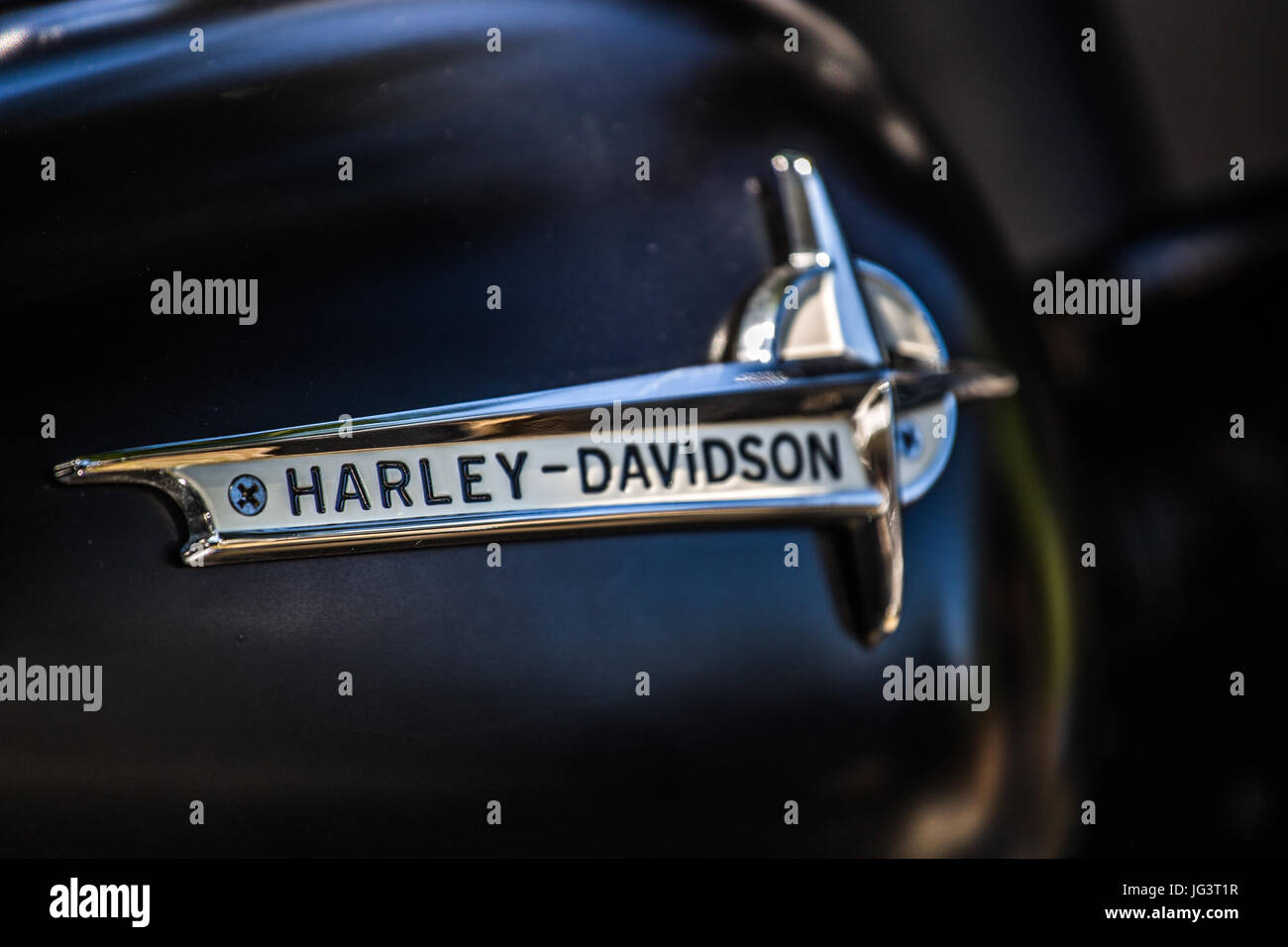 "Harley Davidson" Beschriftung auf einem schwarz gefärbten Motorrad von amerikanischen Motorradmarke "Harley Davidson" gemacht. Stockfoto