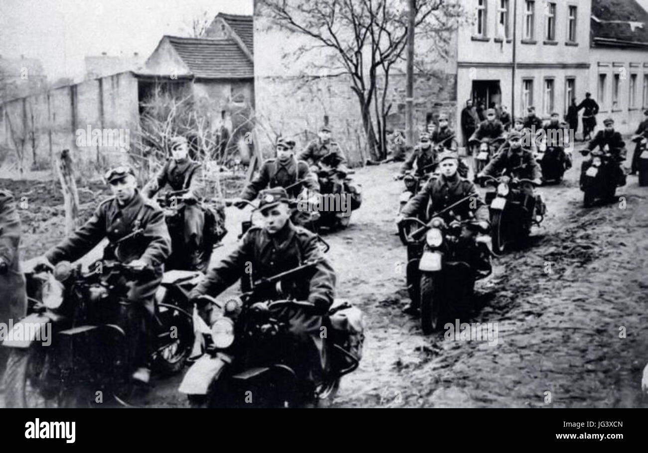 Motocykliści 2. Armii Wojska Polskiego Podczas Operacji łużyckiej, Kwiecień 1945 r. Oddział Jest Wyposażony w Amerykńskie Motocykle Harley-Davidson, Dostarczane ZSRS w Ramach Umow 0054 Stockfoto