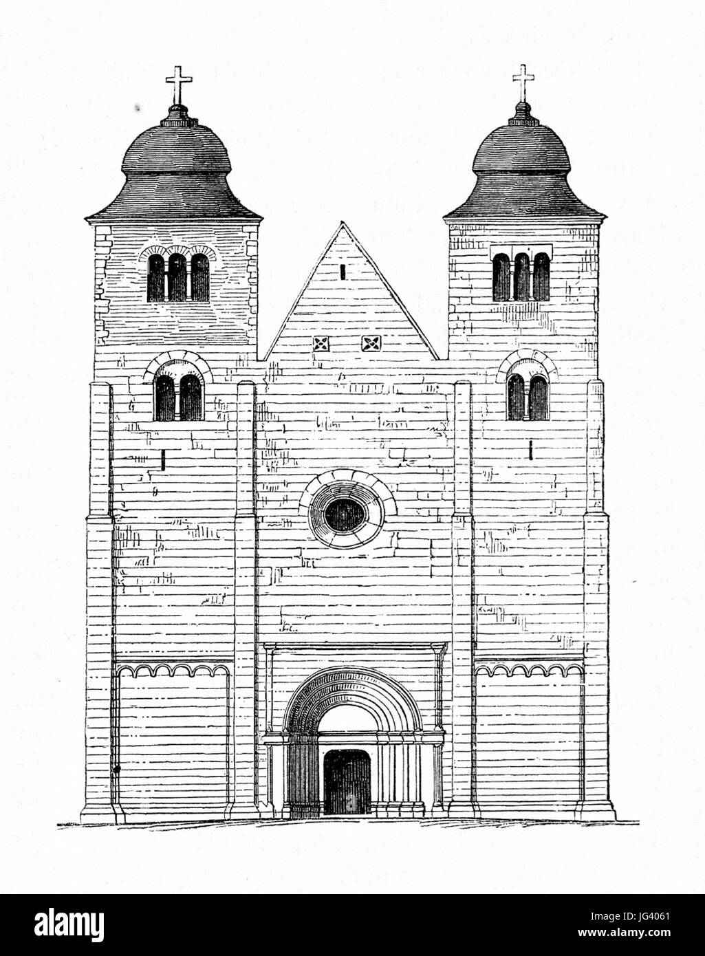 Dieses Bild zeigt einen detaillierten Blick auf die romanische Kirche von Lübbeny, insbesondere auf den dekorativen Bogenfries am Fuß der Türme. Der Fries ist ein wichtiges architektonisches Merkmal des Kirchenbaus. Stockfoto