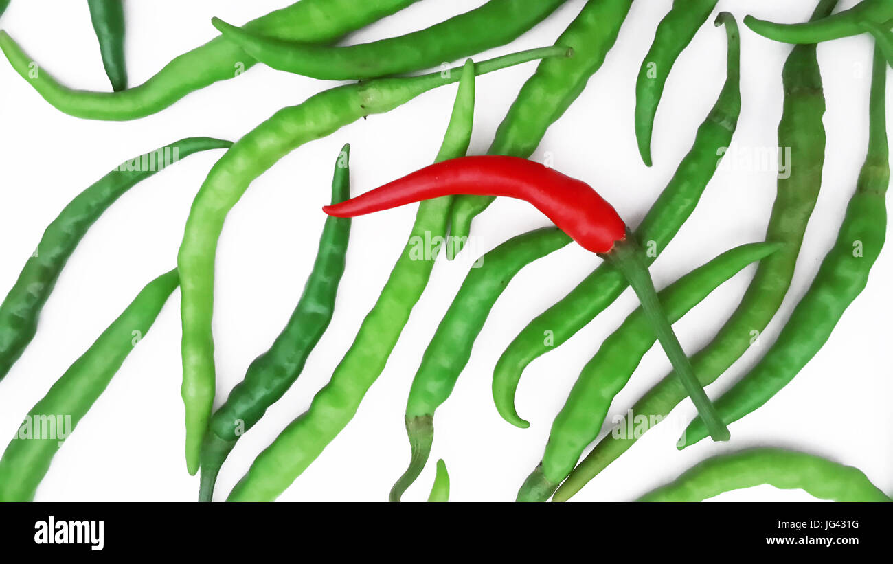 Unterschiedfarbe von frischem Chili, rot und grün auf weißem Hintergrund. Stockfoto