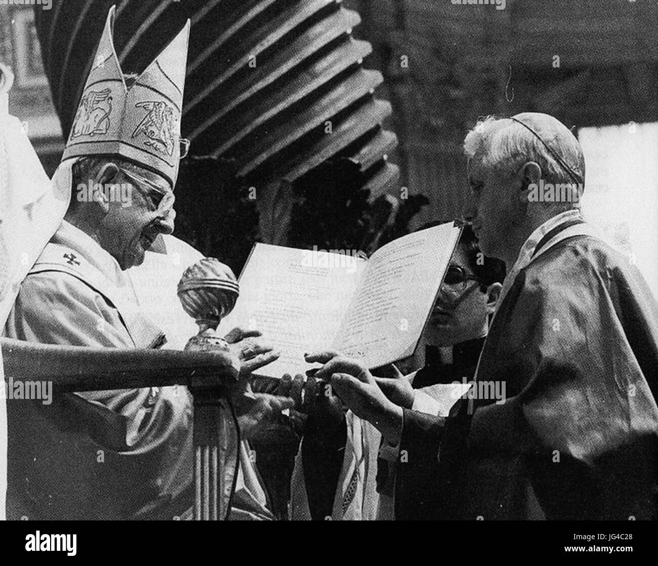 Papa Paolo VI Consegna l Anello Cardinalizio ein Joseph Ratzinger Stockfoto