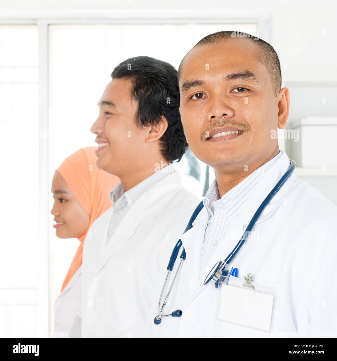 Klinik, Beruf, Menschen, Gesundheit und Medizin-Konzept - glückliche Gruppe von südostasiatischen Sanitäter oder Ärzte im Krankenhaus. Stockfoto