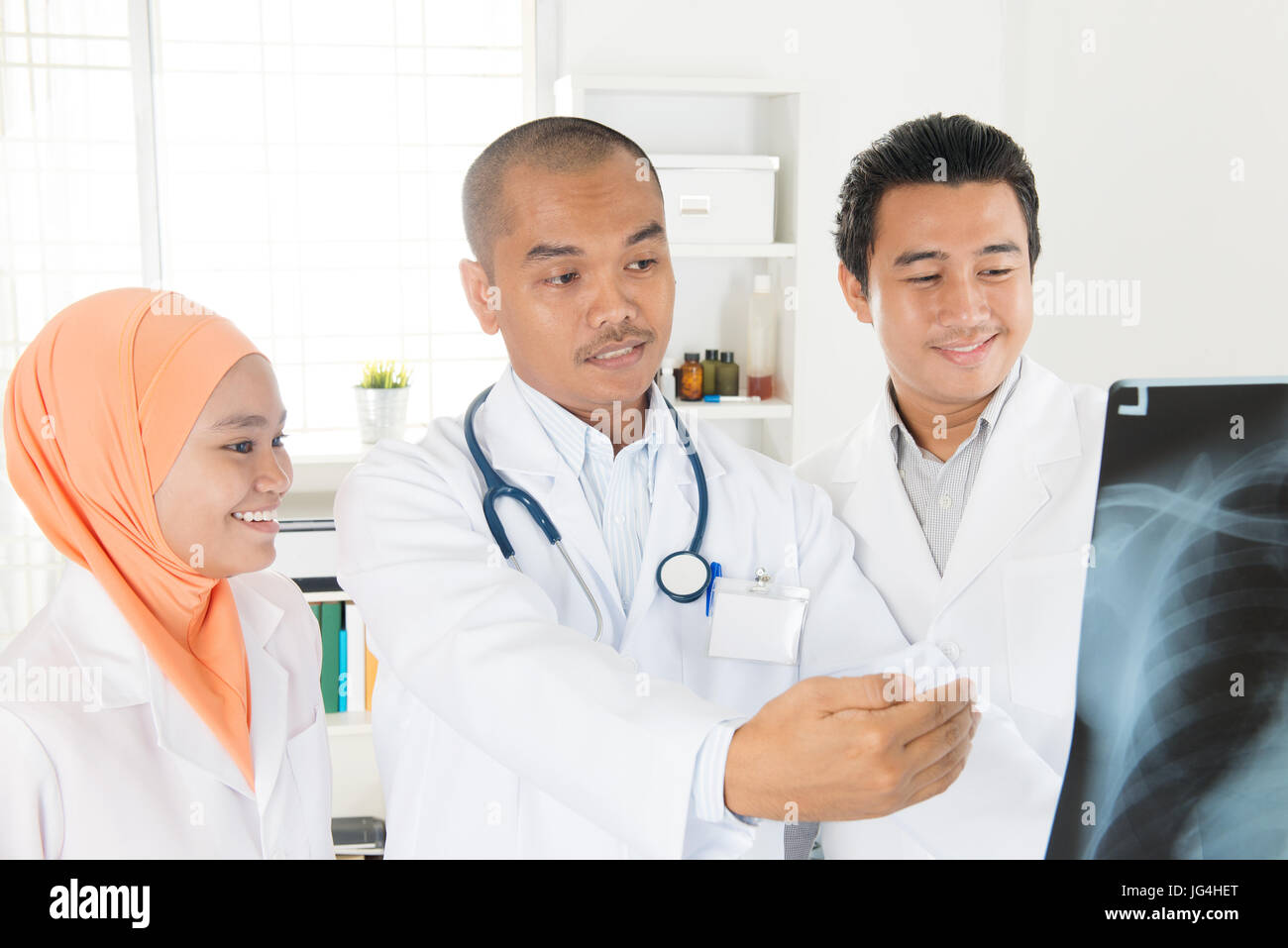 Ärzte betrachten Scan Röntgenbild. Südostasiatische muslimischen Menschen. Stockfoto