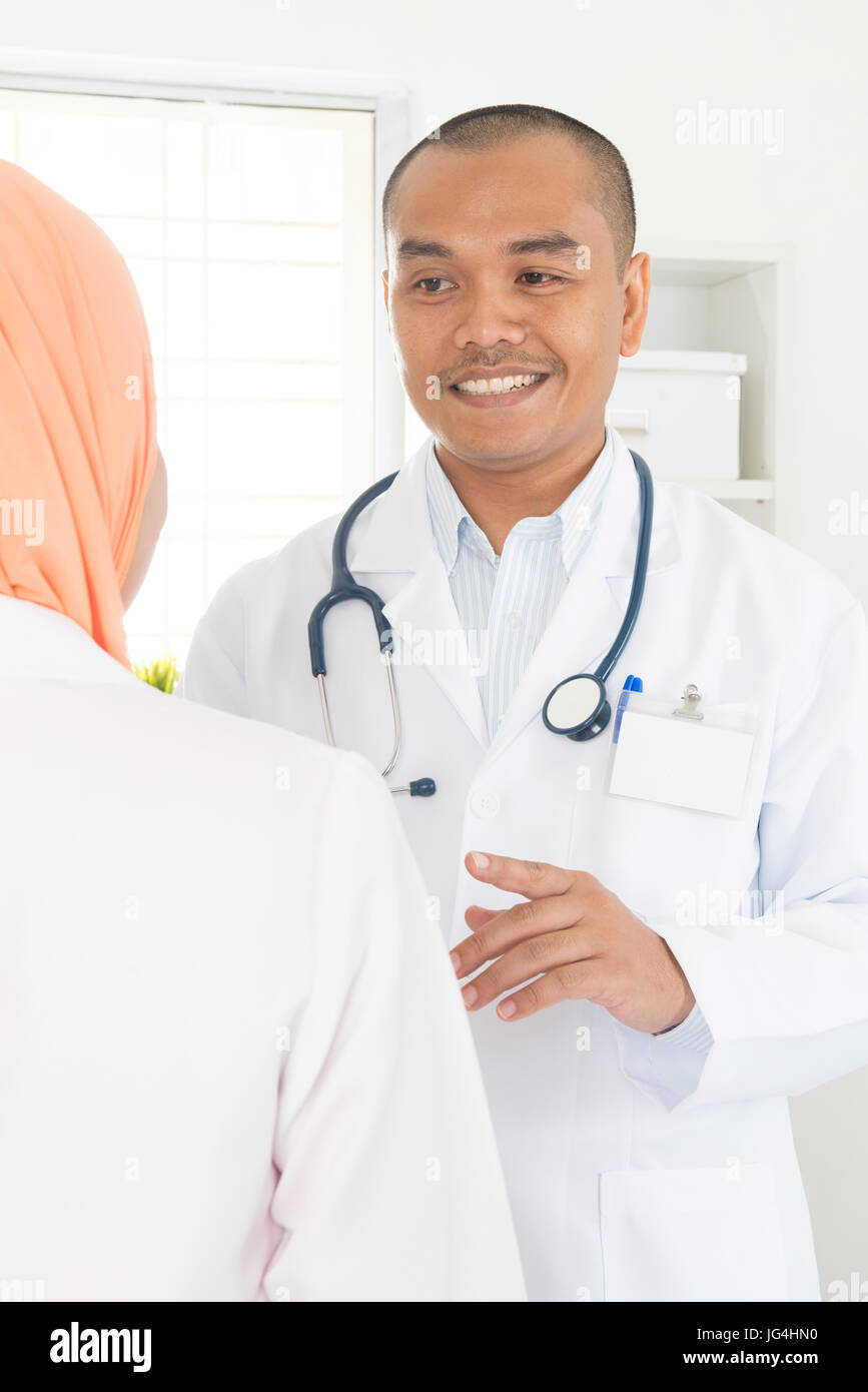 Arzt im Gespräch mit der Krankenschwester im Krankenhaus. Südostasiatische muslimischen Menschen. Stockfoto