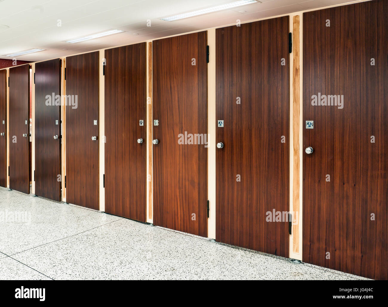 Acht Palisander Türen an öffentliche Toilette Stockfoto