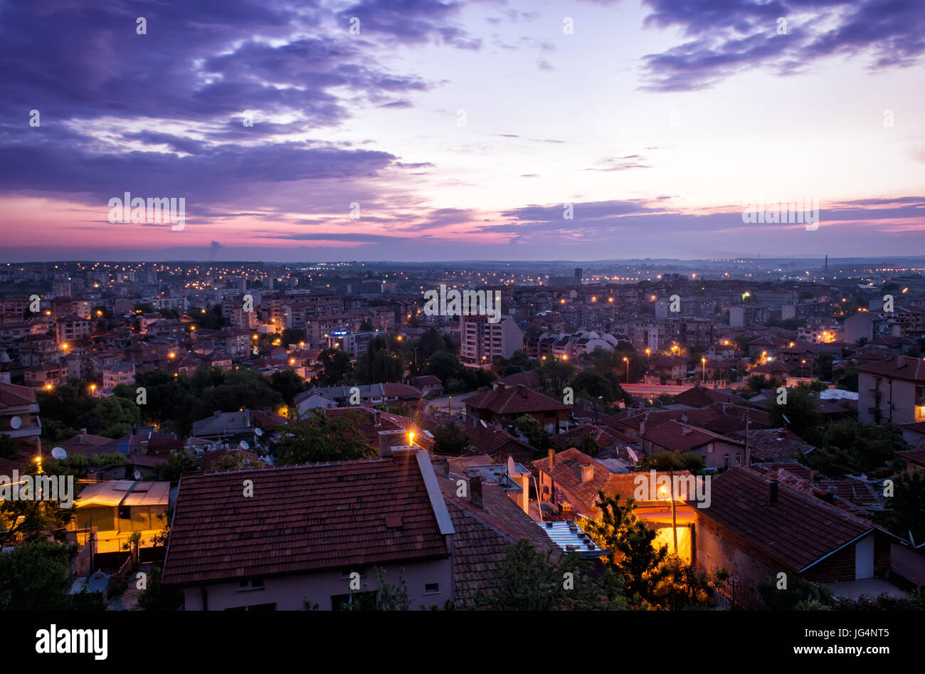 Sonnenaufgang über dem Stadt-Fotografie. Stadtbild Foto. Foto Stadt Nacht. Lichter Stockfoto